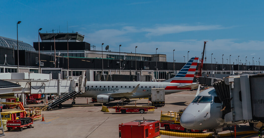 Vehiculul de tractare a avioanelor se ciocnește în Chicago, rănind grav șoferul.