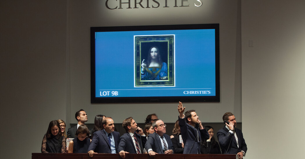 Pe măsură ce vânzările de artă scad, Christie’s și Sotheby’s se redirecționează către lux.