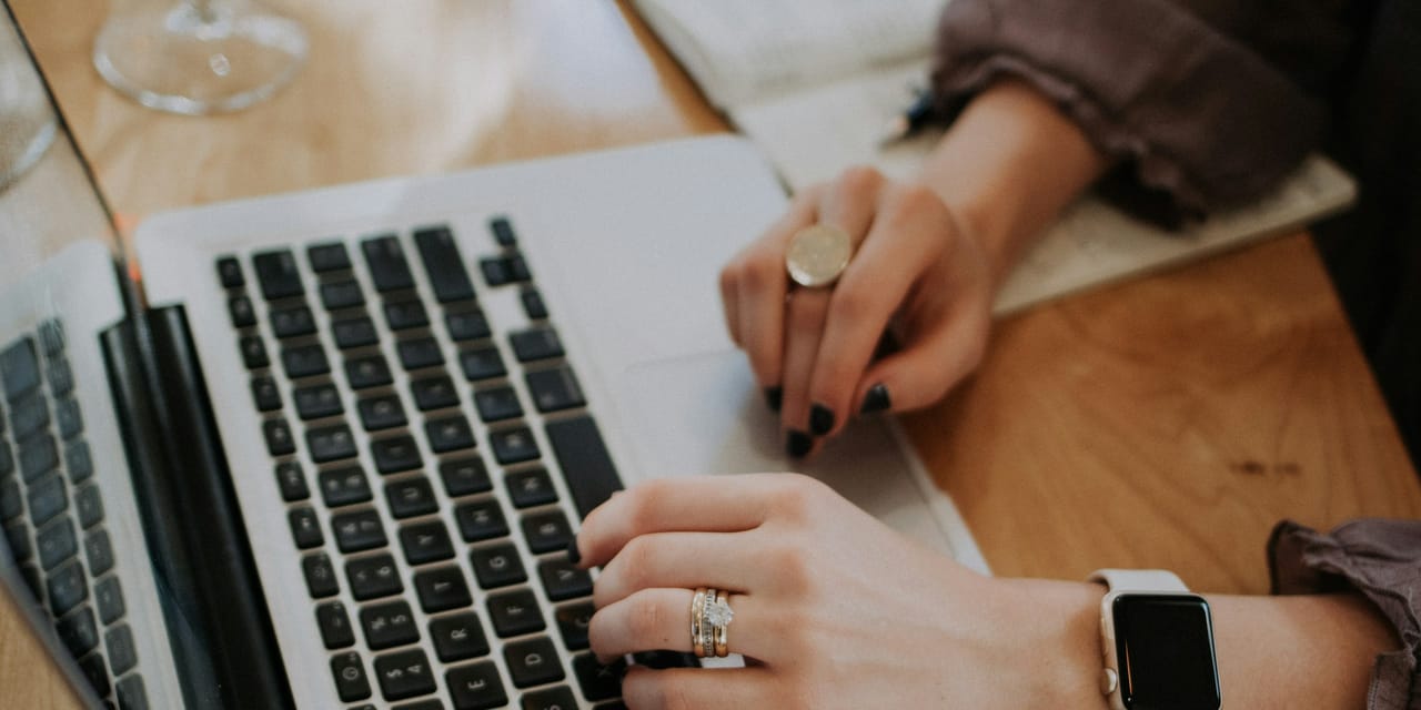 Cetatean care completeaza un formular online al primariei pe laptop