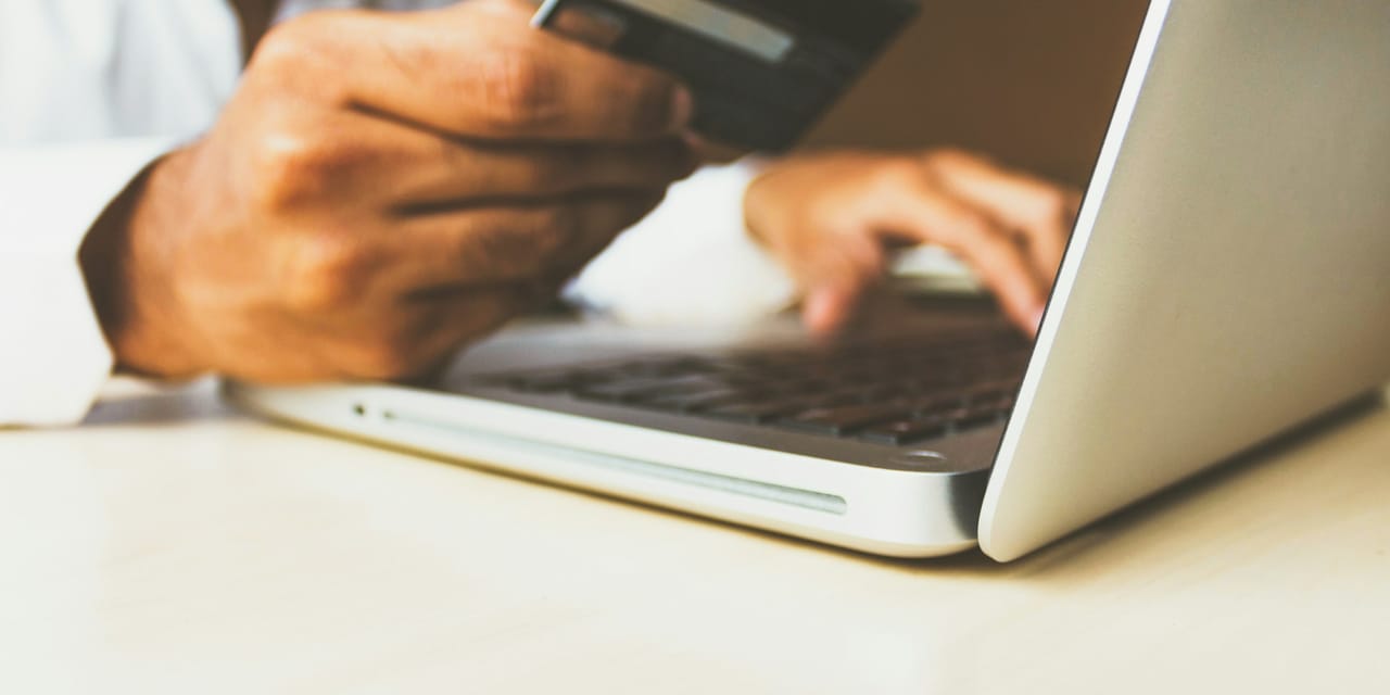 Persoana care plateste taxe locale online cu cardul de pe laptop